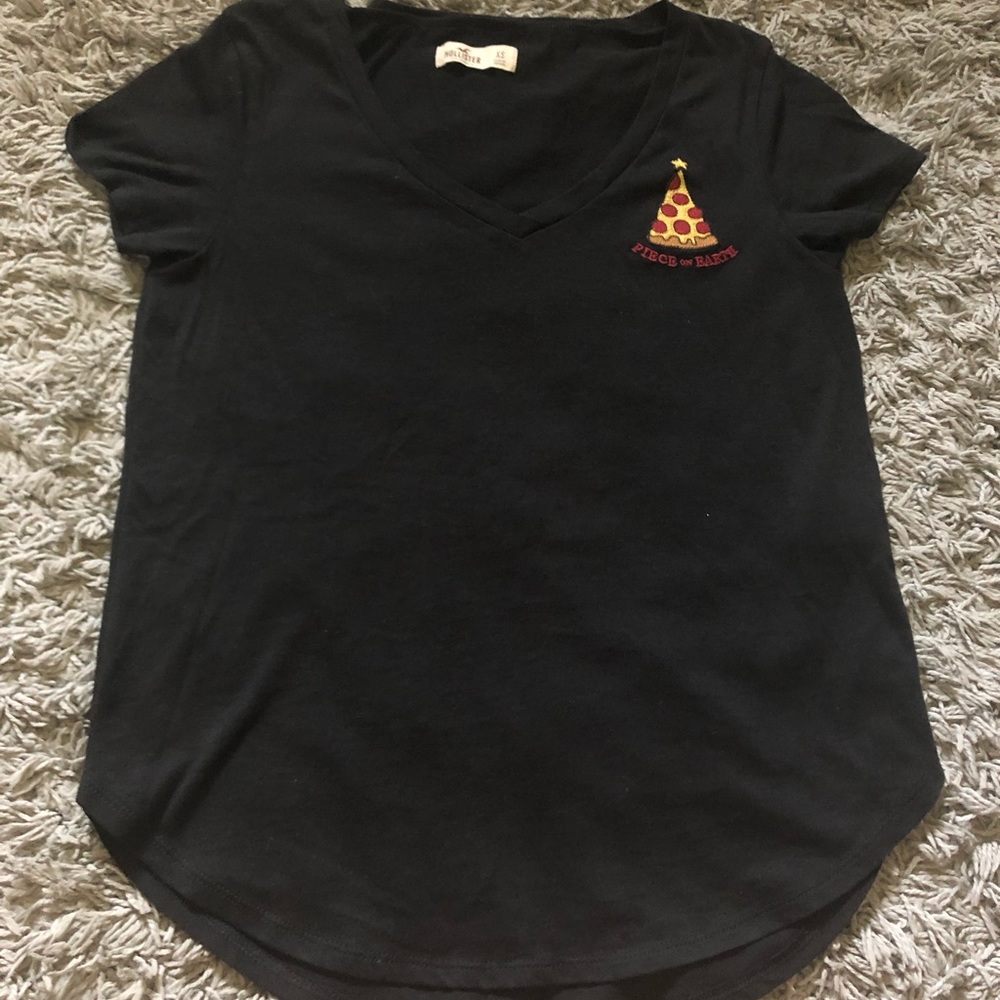 A cute black Hollister t-shirt 🍕.